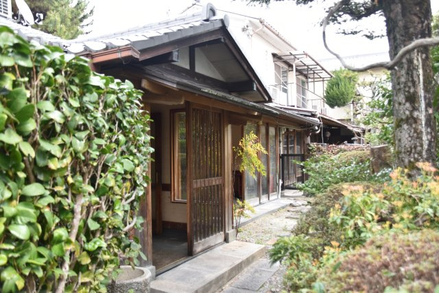 百万遍 市中の山居 商いの町家のエントランス|お庭を通り中へ