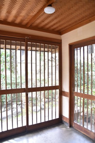 百万遍 市中の山居 商いの町家の玄関|光差し込む網代天井の玄関