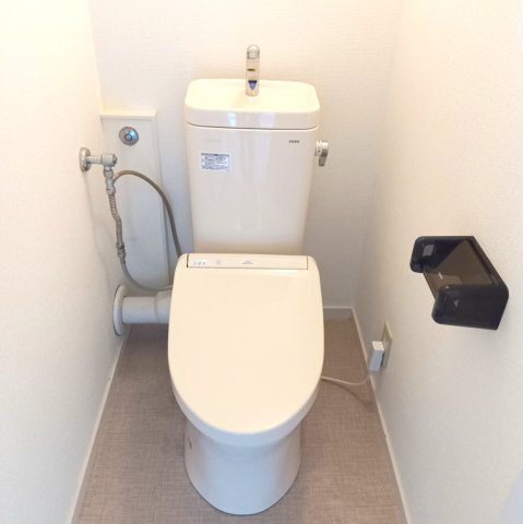 名谷15団地68号棟のトイレ|落ち着いた色調のトイレです