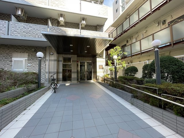 エスリード新神戸のエントランス