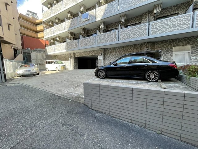 エスリード新神戸の駐車場