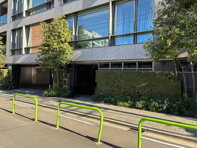 プラウド六本木のエントランス
