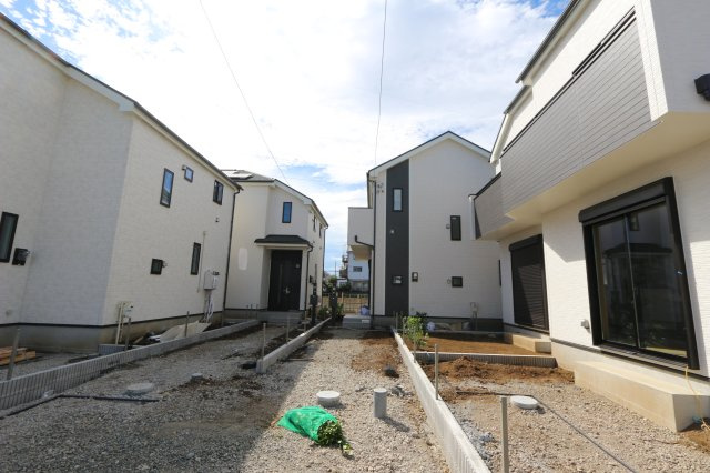【Heartfull Town】国分寺北町３丁目の外観|前面道路は交通量が少なく、お車が停めやすい環境です♪