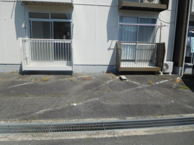 若竹ハイツの駐車場