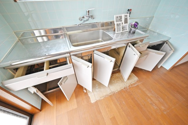伊丹市南町2丁目中古戸建｜3LDK＋駐車1台可のキッチン|キッチン下には大小様々な収納スペースが有り。お鍋やフライパンのような大きなものから包丁、スプーン・フォークのような小さなものまで収納できます。