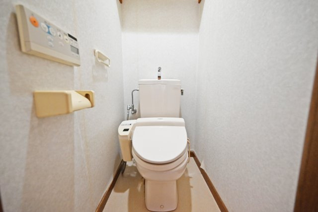 伊丹市南町2丁目中古戸建｜3LDK＋駐車1台可のトイレ|2階ウォシュレット付トイレです。