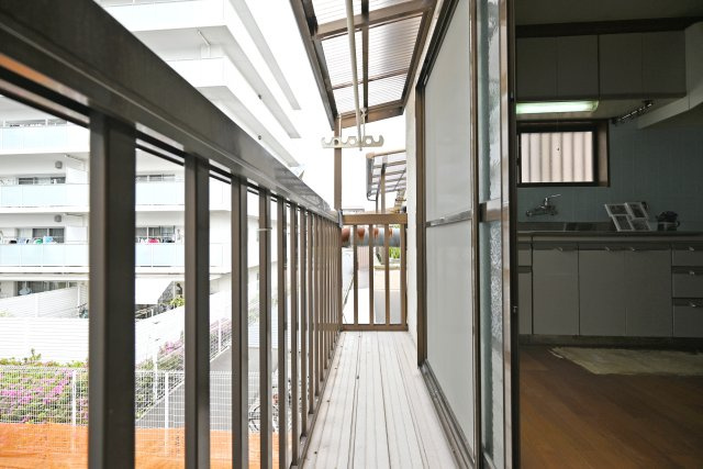 伊丹市南町2丁目中古戸建｜3LDK＋駐車1台可のバルコニー|キッチンに隣接したバルコニーで気分転換にのんびり過ごしてみるのもいいですね。