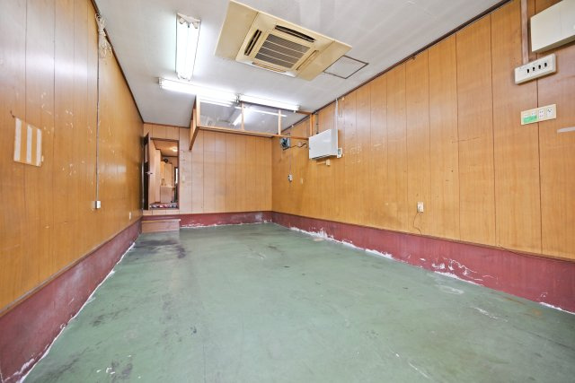 伊丹市南町2丁目中古戸建｜3LDK＋駐車1台可のその他|1階土間スペースです。大通りに面した物件なので、こちらで店舗を開くこともできます。