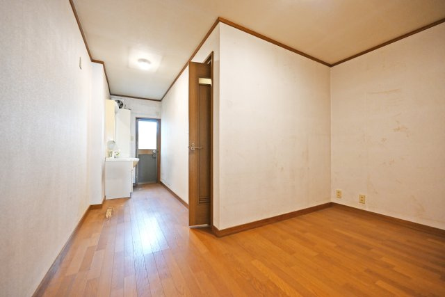 伊丹市南町2丁目中古戸建｜3LDK＋駐車1台可の洋室|1階洋室9.5帖です。浴室や洗面台にも隣接しており、独立した部屋として使用もできますし、家族共有スペースとしても利用できます。
