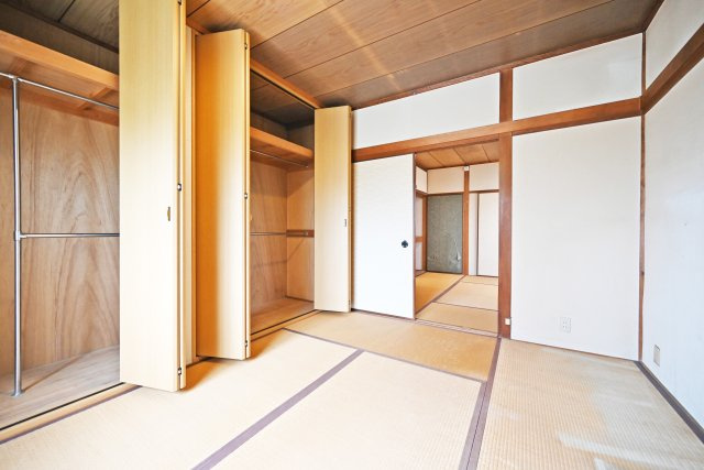 伊丹市南町2丁目中古戸建｜3LDK＋駐車1台可の和室|6畳間の和室が続き間になっています。片方はクローゼット、片方は押し入れが設置されてあり、どちらも容量は大きいので布団や衣類などもまとめてしまえます。