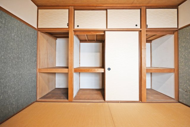 伊丹市南町2丁目中古戸建｜3LDK＋駐車1台可の和室|6畳間の和室には複数の押し入れがあり、奥行きのある収納スペースなので、様々なものをスッポリ収納できます。