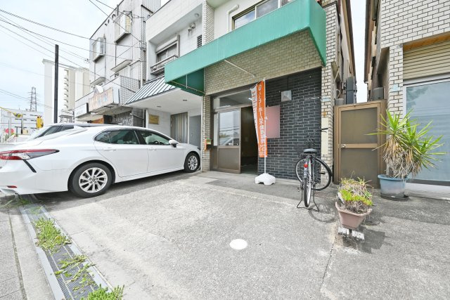 伊丹市南町2丁目中古戸建｜3LDK＋駐車1台可の駐車場|車庫スペースは駐車1台可。