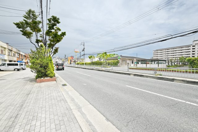 伊丹市南町2丁目中古戸建｜3LDK＋駐車1台可の前面道路含む現地写真|東側前面道路、幅員約13ｍ