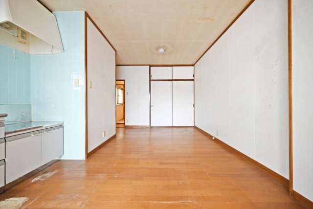 伊丹市南町2丁目中古戸建｜3LDK＋駐車1台可の居間・リビング|リビングダイニングをダイニング側から撮影した写真です。11.2帖大のLDKはダイニングテーブルを配置しても余裕の広さです。