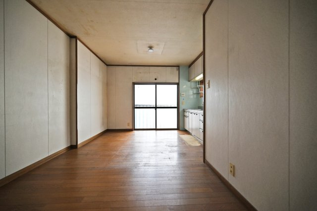 伊丹市南町2丁目中古戸建｜3LDK＋駐車1台可の居間・リビング|リビング側からダイニングの方へ向かって撮影した写真です。バルコニーに面して大きく開いた窓から明るい陽射しが差しこむ空間です。