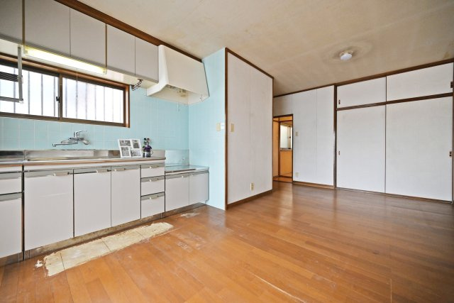 伊丹市南町2丁目中古戸建｜3LDK＋駐車1台可の居間・リビング|どこからでも全体を見渡せる形状のリビングダイニングなので、家族間の会話が途切れないのがいいですね。