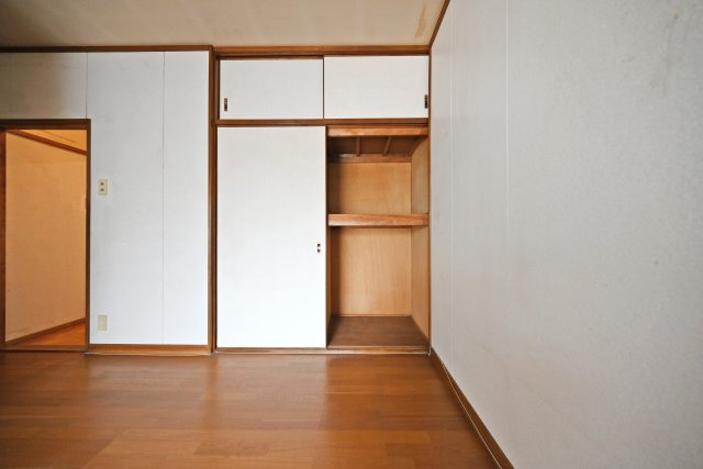 伊丹市南町2丁目中古戸建｜3LDK＋駐車1台可の居間・リビング|リビングスペースには押し入れもあるので、普段使用しないものはもちろん、掃除道具なども収納しておけます。