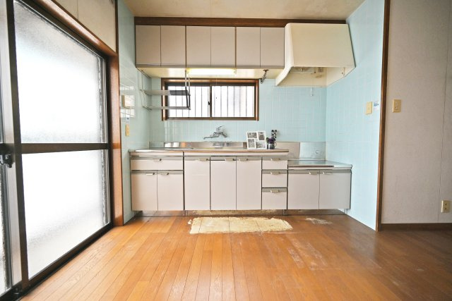 伊丹市南町2丁目中古戸建｜3LDK＋駐車1台可のキッチン|キッチンを正面から撮影した写真です。キッチン下はもちろん、上部吊戸棚にも収納スペースがあるのでキッチン周りをスッキリと片付けできます。