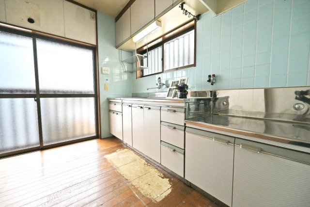 伊丹市南町2丁目中古戸建｜3LDK＋駐車1台可のキッチン|キッチン横のバルコニーに面した窓から明るい陽射しが差しこんでくる明るいスペースになっています。