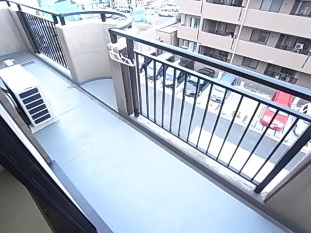 【バルコニー】 | メゾンドール・カムイベータ館 | 外からの目が気にならないバルコニーで洗濯物が干せます