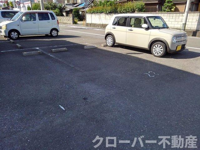 レオパレスソレアード国分寺の駐車場