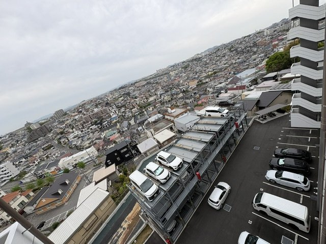 アルファスマート明石東野町人丸ヒルズ　の駐車場