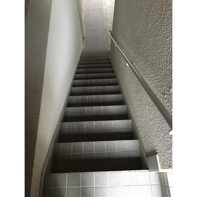 本郷町２丁目住居付店舗の玄関|階段