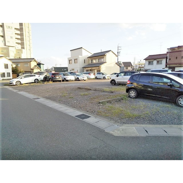 雲雀ヶ丘吉村駐車場の外観