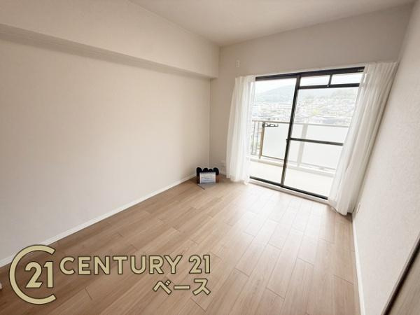 ドムール南生駒の洋室|■バルコニーに面した開放感のあるお部屋です！