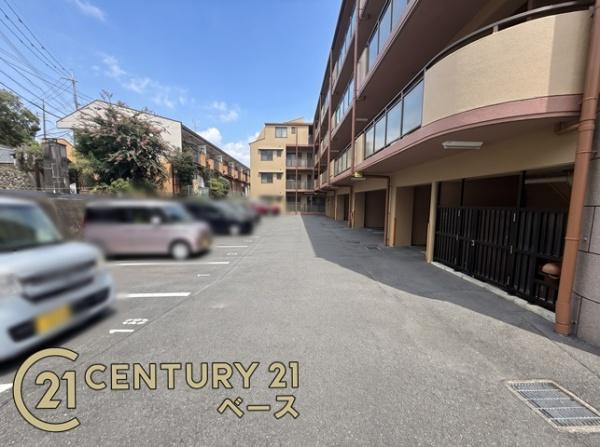 ドムール南生駒のその他共用部分|こちらは敷地内、駐車場です！