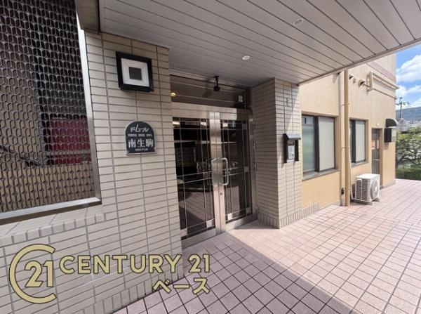 ドムール南生駒のエントランス|■オートロック付・防犯面も安心してお住まいいただけます！