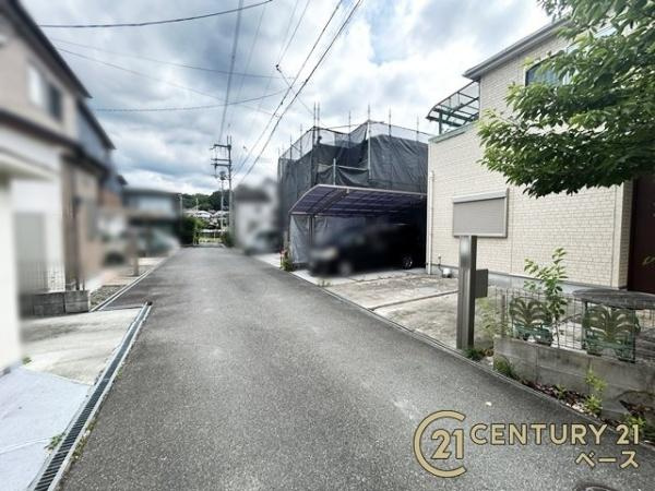 桜井市忍阪　一戸建の前面道路含む現地写真|■現地撮影写真■前面道路は広々開放的で駐車ラクラク！