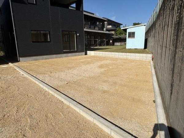 岡崎市細川町第15　全2棟・2号棟の庭|ウッドデッキやBBQ。想像が膨らむお庭