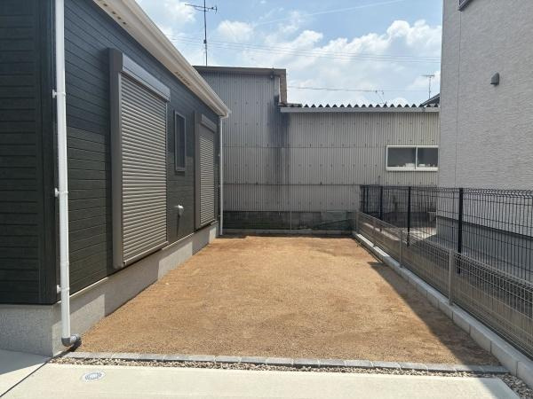 西尾市一色町一色01期　全2棟・2号棟の庭|ウッドデッキやBBQ。想像が膨らむお庭