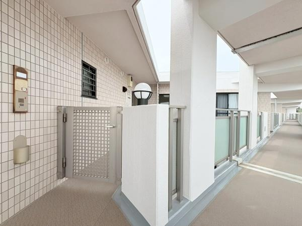 ライオンズヒルズ本郷台伍番館の玄関