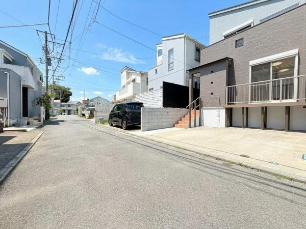 藤沢市片瀬２丁目の中古一戸建の前面道路含む現地写真