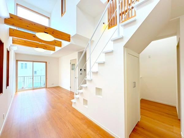 藤沢市片瀬２丁目の中古一戸建の居間・リビング