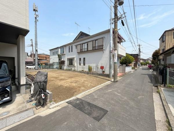 横浜市磯子区岡村１丁目の新築一戸建の前面道路含む現地写真