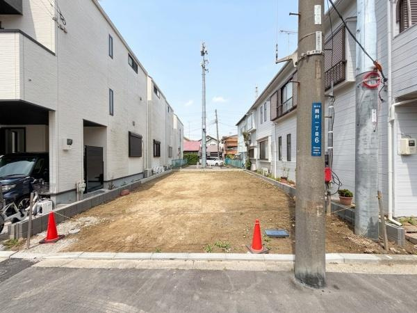 横浜市磯子区岡村１丁目の新築一戸建の前面道路含む現地写真