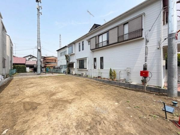 横浜市磯子区岡村１丁目の新築一戸建の前面道路含む現地写真