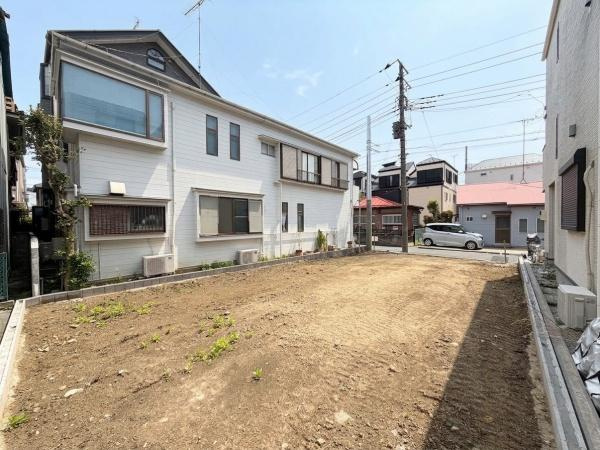 横浜市磯子区岡村１丁目の新築一戸建の前面道路含む現地写真