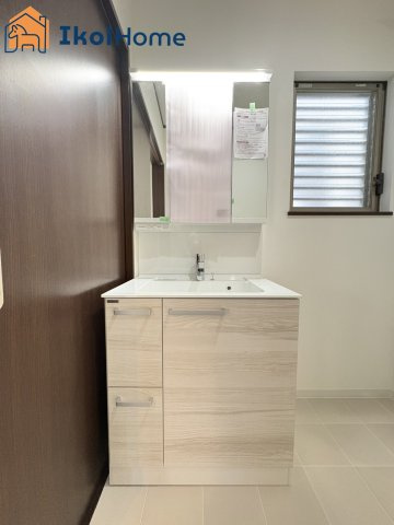 明石市大久保町大久保町　中古戸建の洗面所|【ホームページに現地動画掲載中】●年中無休：当日予約可●洗面台はお化粧をする時に便利な3面鏡。
