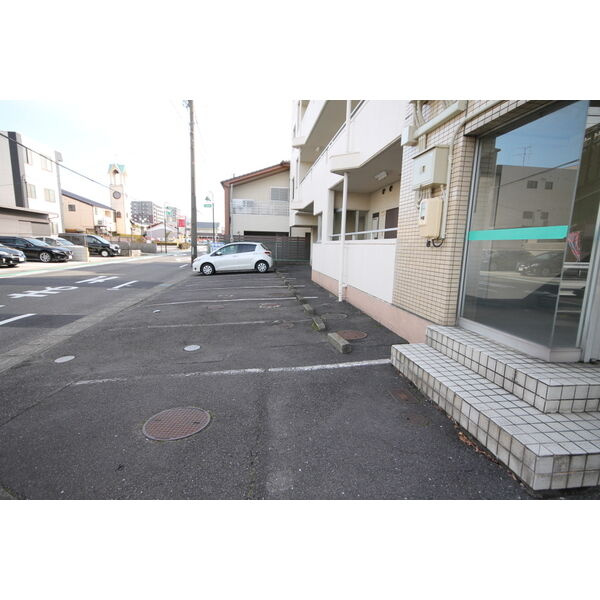 メゾンクレブランの駐車場