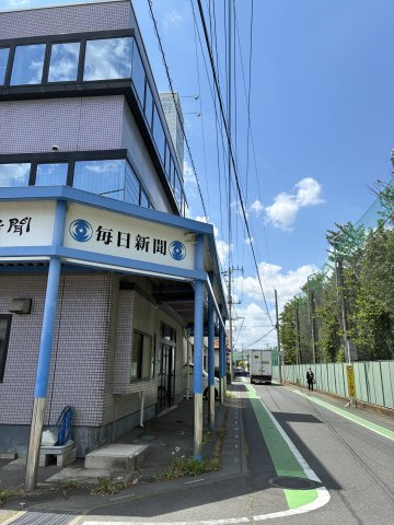国道17号線近くの3階建て店舗事務所の周辺