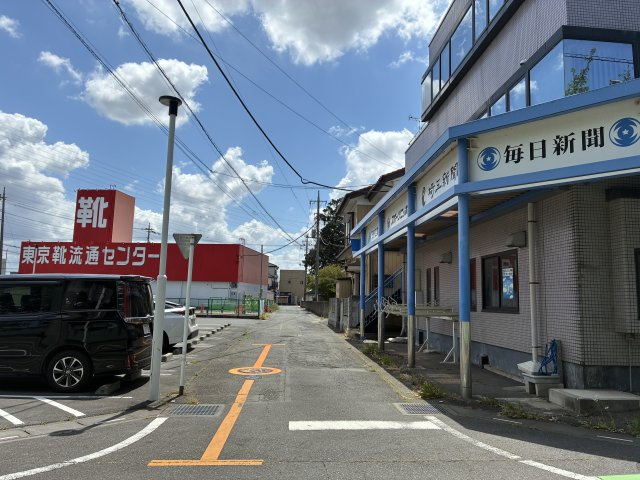 国道17号線近くの3階建て店舗事務所の周辺