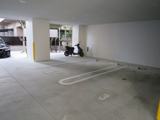 【駐車場】BERG　IZUMI