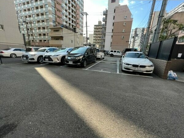 サムティグランツ神戸の駐車場