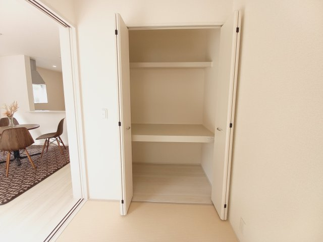 デザイナーズ新築建売住宅☆【仁井田町寺前／1号棟】生活応援プレゼントキャンペーン実施中！の収納|◆和室の写真です◆　和室には押入もございますので、お布団などを収納しておけば、来客の際にもサッと出せて便利ですね。