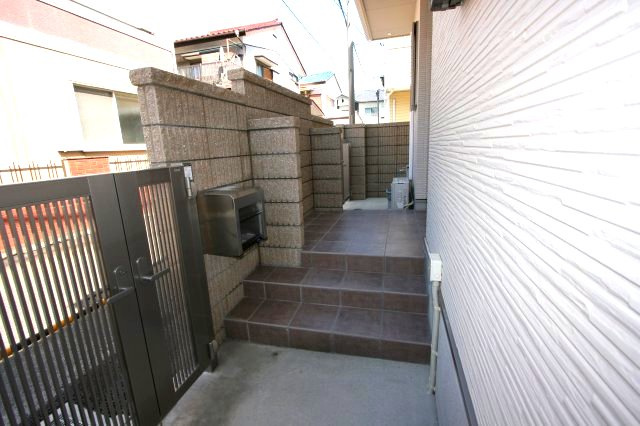 ㈱いづみや東大成町住宅のエントランス|清潔なエントランスです