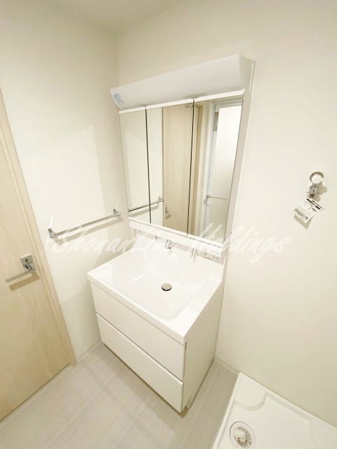 海老名市中央３丁目の賃貸マンションの洗面所|三面鏡洗面台♪